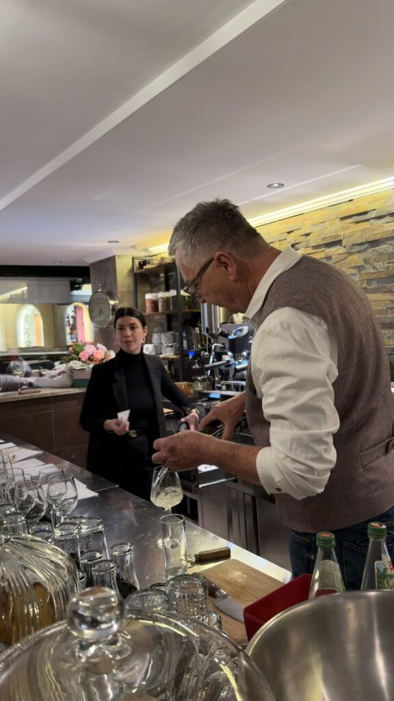 Sarah und Thomas bei der Arbeit