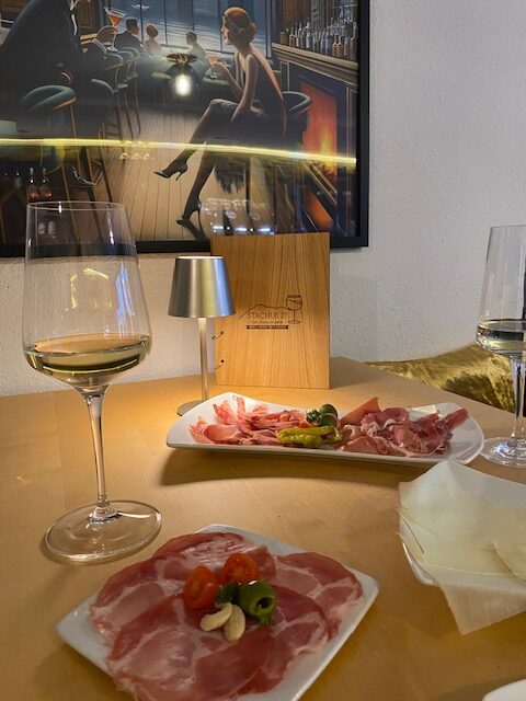 Kleine Speisen mit Kunst im Hintergrund